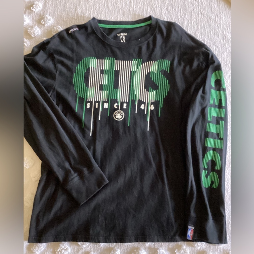 UNK NBA Boston Celtics Shamrock Size XL Longsleeve Tshirt Writing On Sleeve
Q2